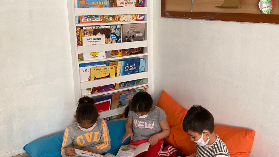 Okul Öncesi A Sınıfı Kitap Kurdu e twinning Projesi kapsamında sınıf kütüphanesinde görsel okuma yaparken